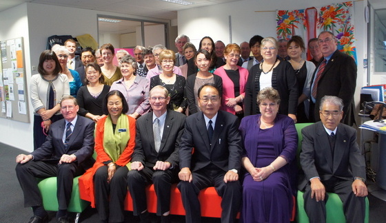 夕食会で全員集合写真