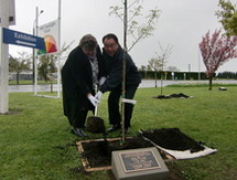 植樹をする原田町長とギャラハー議長