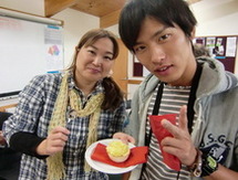 モーニングティでおもてなしを受ける一般参加の田中さん（右）と工藤さんの写真